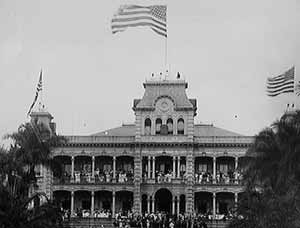 'Iolani Palace with US Flag